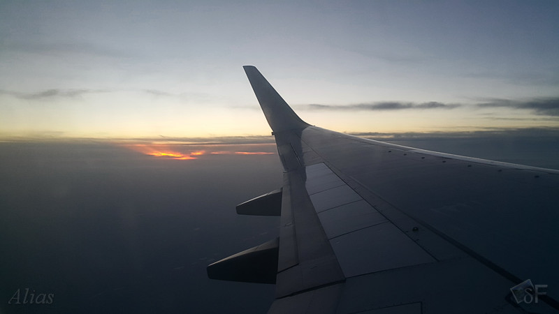 Вид из иллюминатора самолёта на закат